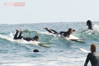 まるでシンクロ！2008年、千葉の海でサーフィンを楽しむ木村拓哉と工藤静香