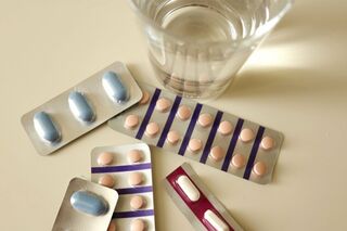 治療を始めてから毎日10錠もの薬を服用。体調の変化はなかったものの、ロケ撮影のときも欠かさず飲み続けたという（写真はイメージ）