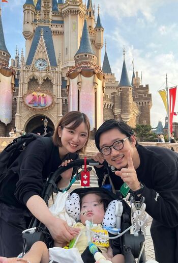 2023年の秋に家族で行った初めてのディズニーランド。富士くんは初対面のミッキーに少し緊張しつつもご満悦だったそう