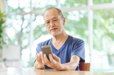 シニア世代もSNSなどを駆使して発信している　※写真はイメージです
