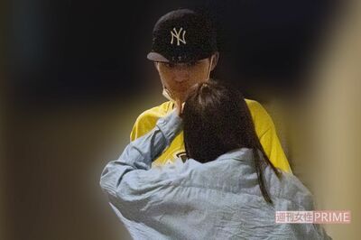 顔を寄せ合う中田圭祐と元E-girls・稲垣莉生