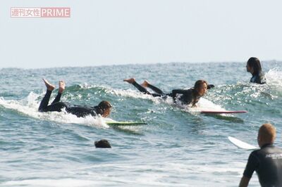 2008年、千葉の海でサーフィンを楽しむ木村拓哉と工藤静香