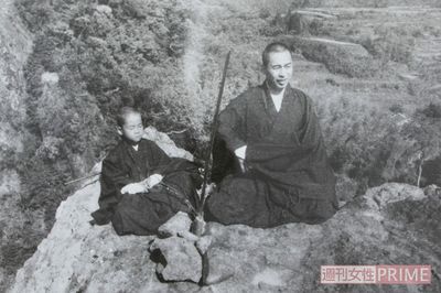 山に登り、崖を背にして、目の前には真剣を立てて座禅する『刀岳の禅』の様子