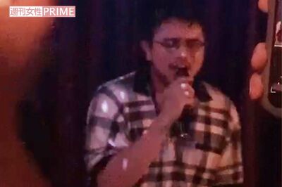 カラオケバーで歌うKingGnuの井口理