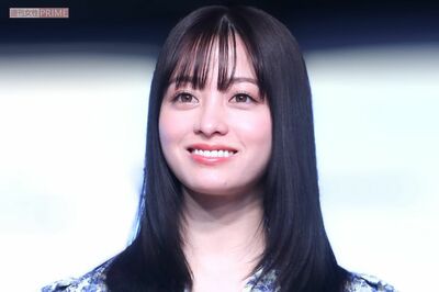 橋本環奈、マーライオンの放水を受け止める“人間ジョッキ”ポーズから見える「振り切り」に絶賛の声…足元…