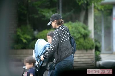 劇団ひとり、ワンオペはさせない!?  妻・大沢あかねの誕生日に小走り帰宅