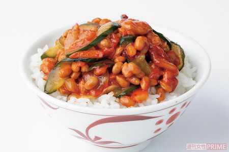 チャンジャときゅうりの納豆丼　撮影／矢島泰輔