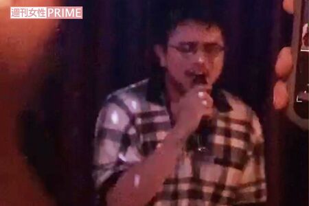 カラオケバーで歌うKingGnuの井口理