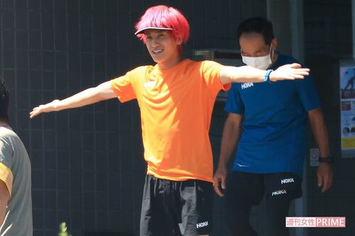 スタッフと談笑しながら建物を出て練習を始める兼近。後ろには坂本トレーナーの姿も