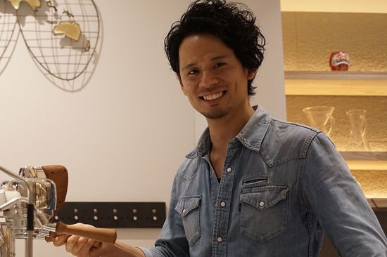 2014年ラテアート世界チャンピオンになったイケメンバリスタ山口さん 写真：Takumi Ota