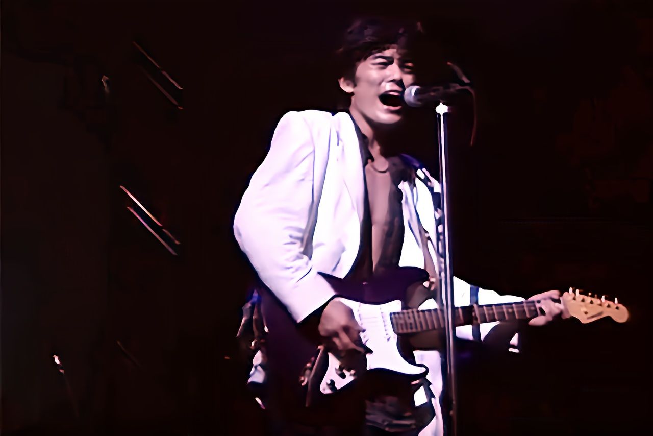 尾崎はさまざまなタイプのギターを使用していた。去年3月から1年間行われた『尾崎豊展』には、愛用のギターも展示された（尾崎豊展フェイスブックより）