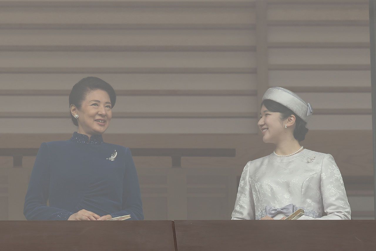 雅子さまと愛子さまが顔を見合わせ微笑まれる場面も