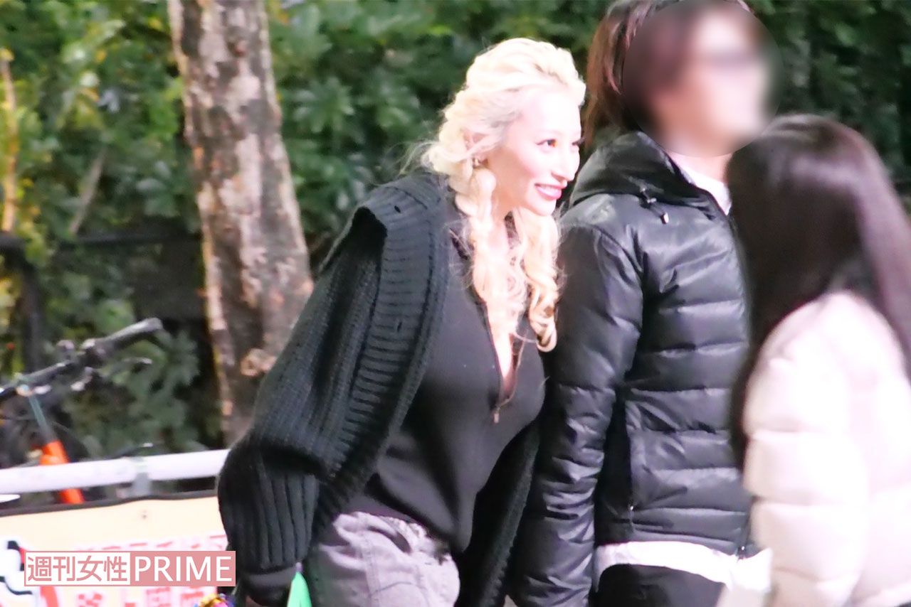 バレンタインデーに新宿歌舞伎町を男性と歩く加藤紗里（2025年2月）