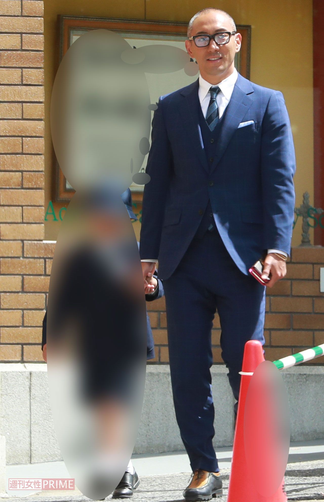 '19年4月、都内の有名私立小学校の入学式にやってきた市川海老蔵と勸玄くん