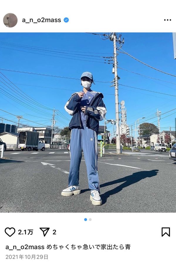 全身ブルーのアディダスに身を包んだあのちゃん（本人インスタグラムより）