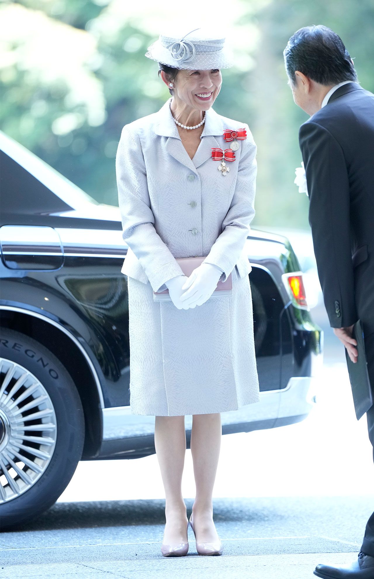 5月13日に開催された令和8年全国赤十字大会。グレーのスーツをお召しになった久子さま。エナメル素材のパンプスがきらめき、スタイリッシュさが際立つ