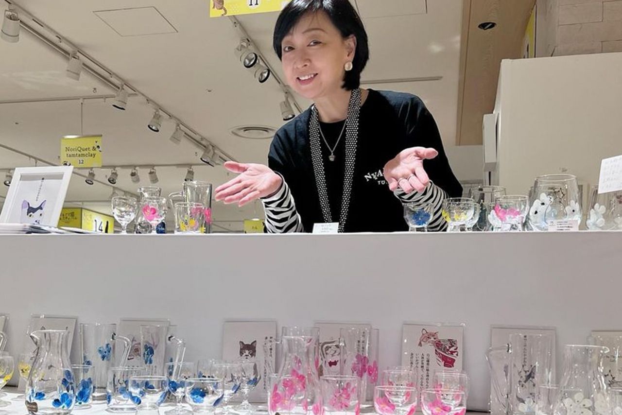 ガラスデザイナーとして手がけたものや、百貨店での北欧雑貨のポップアップショップなど幅広く活躍（本人のInstagramより）