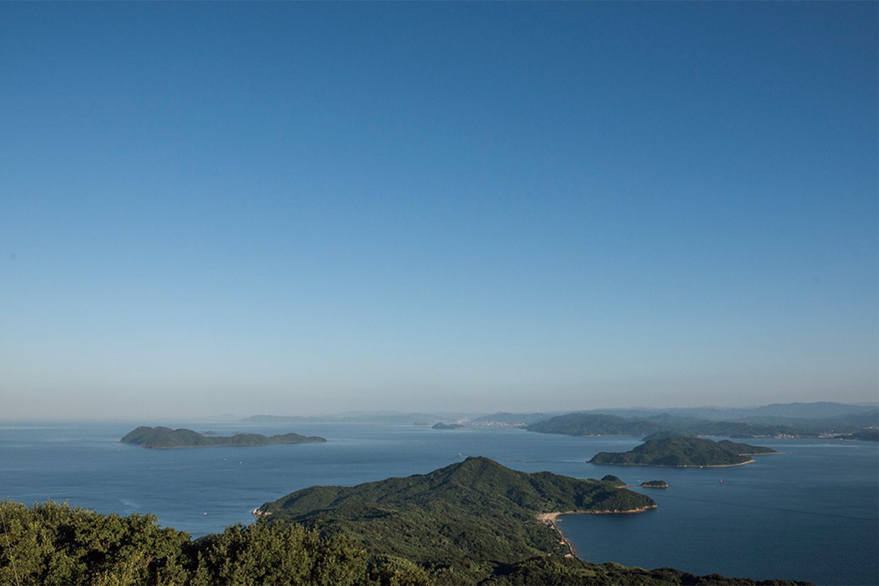 瀬戸内海に突出した室津半島の南端に位置。美しい海と島並みを満喫できる