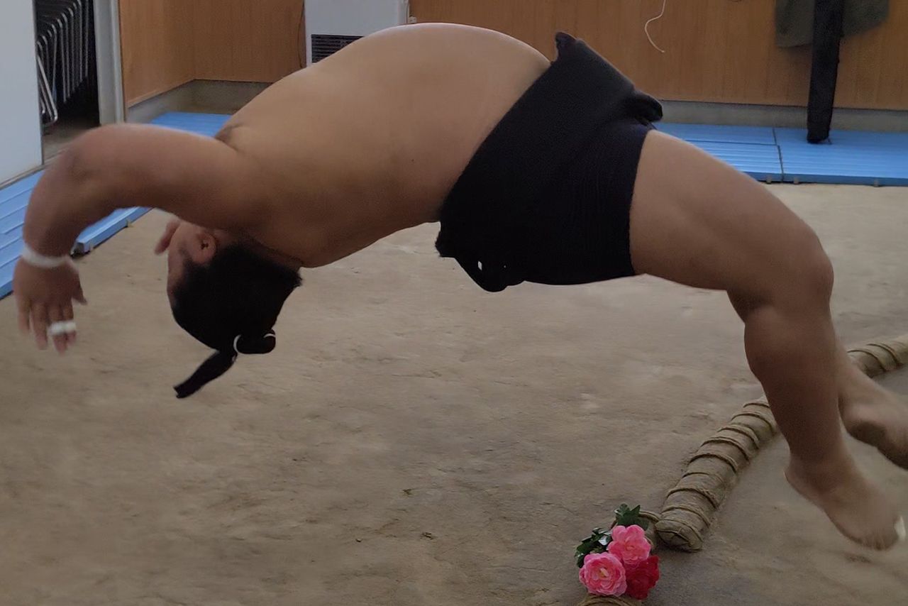 120kgの身体で連続10回のバク転もできるという富栄さん。
