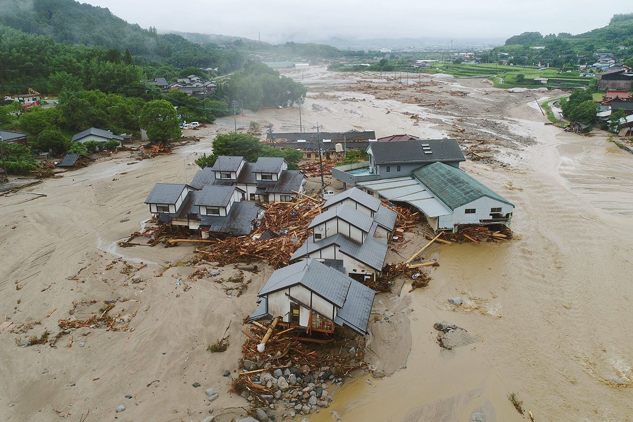 大雨で1階部分が崩壊している住宅