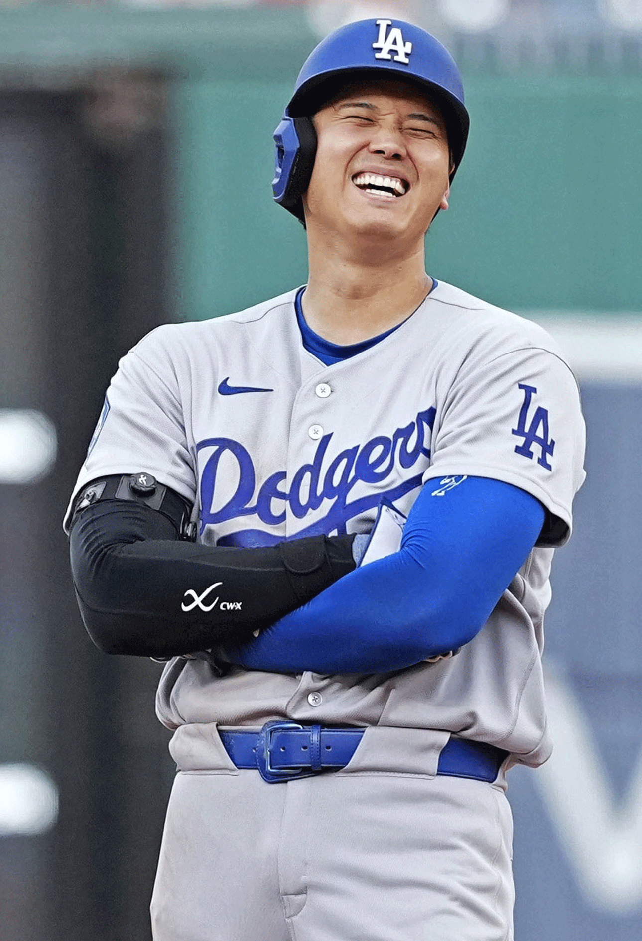 現地時間2026年4月4日、ナショナルズ戦で塁に出て笑顔を見せたドジャース大谷翔平／共同通信