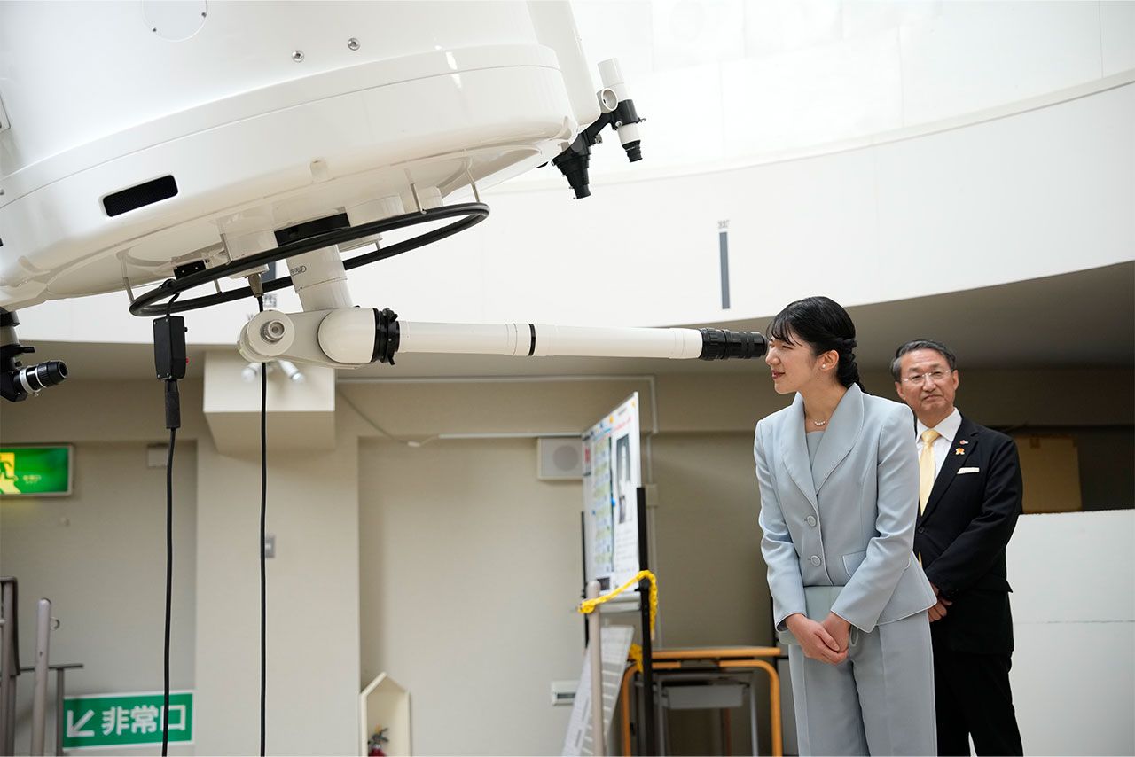 10月19日、佐治町の台風の被害や復興の状況についての展示を腰をかがめて熱心に眺められた
