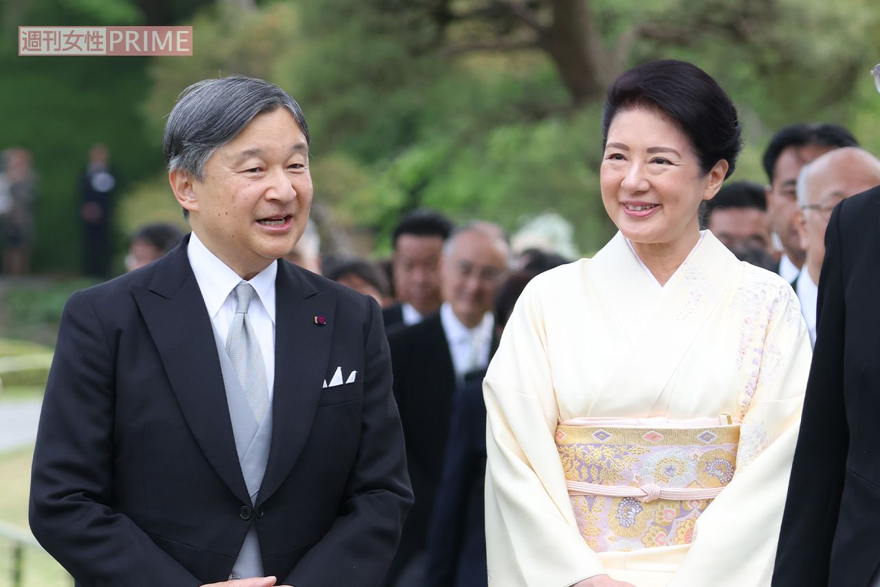 2025年4月22日の「春の園遊会」で、招待者に声をかけて回れれた天皇、皇后両陛下