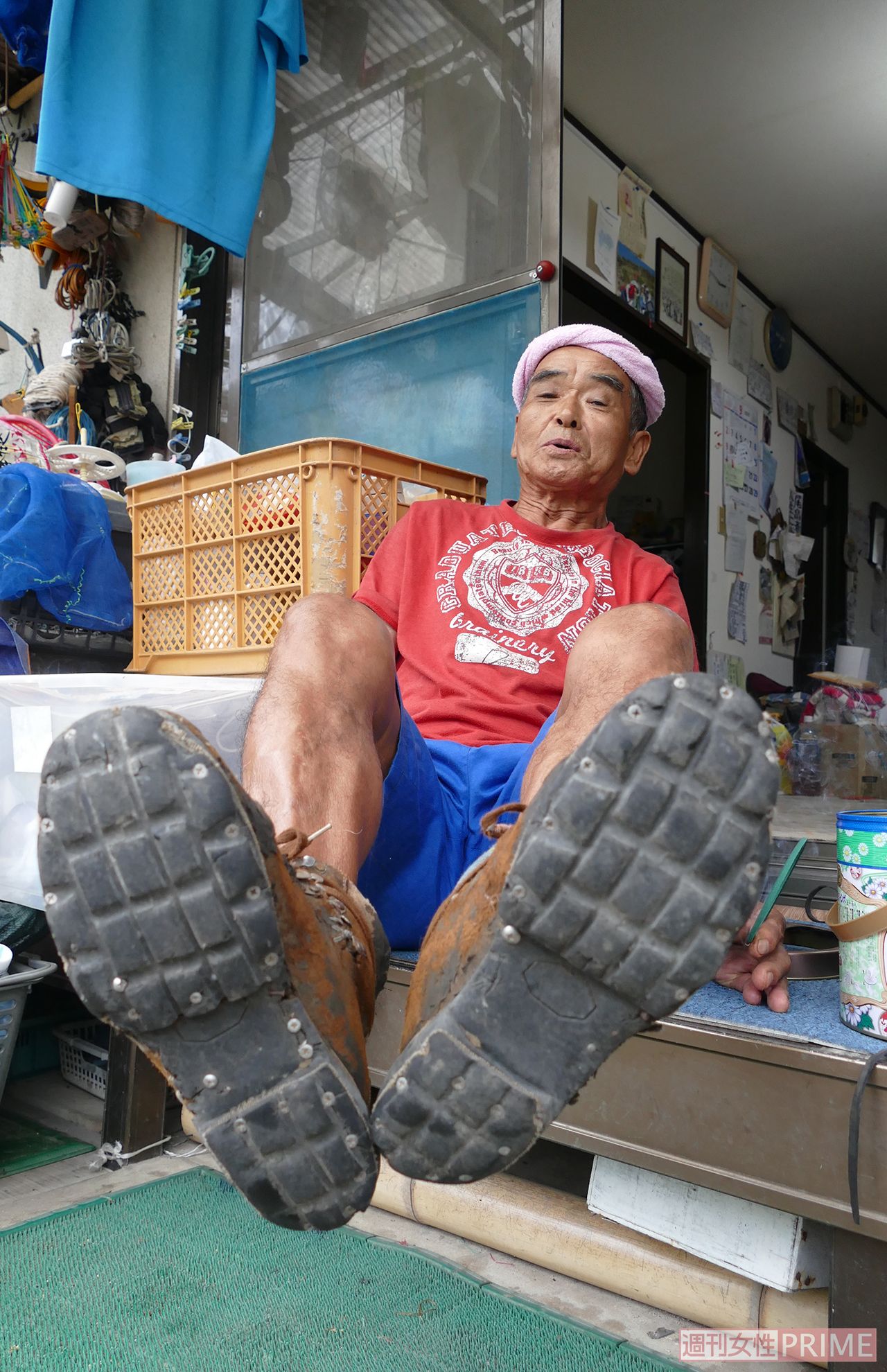 40年以上履いているという登山靴は、すり減った靴底に古タイヤを切って貼りつけている