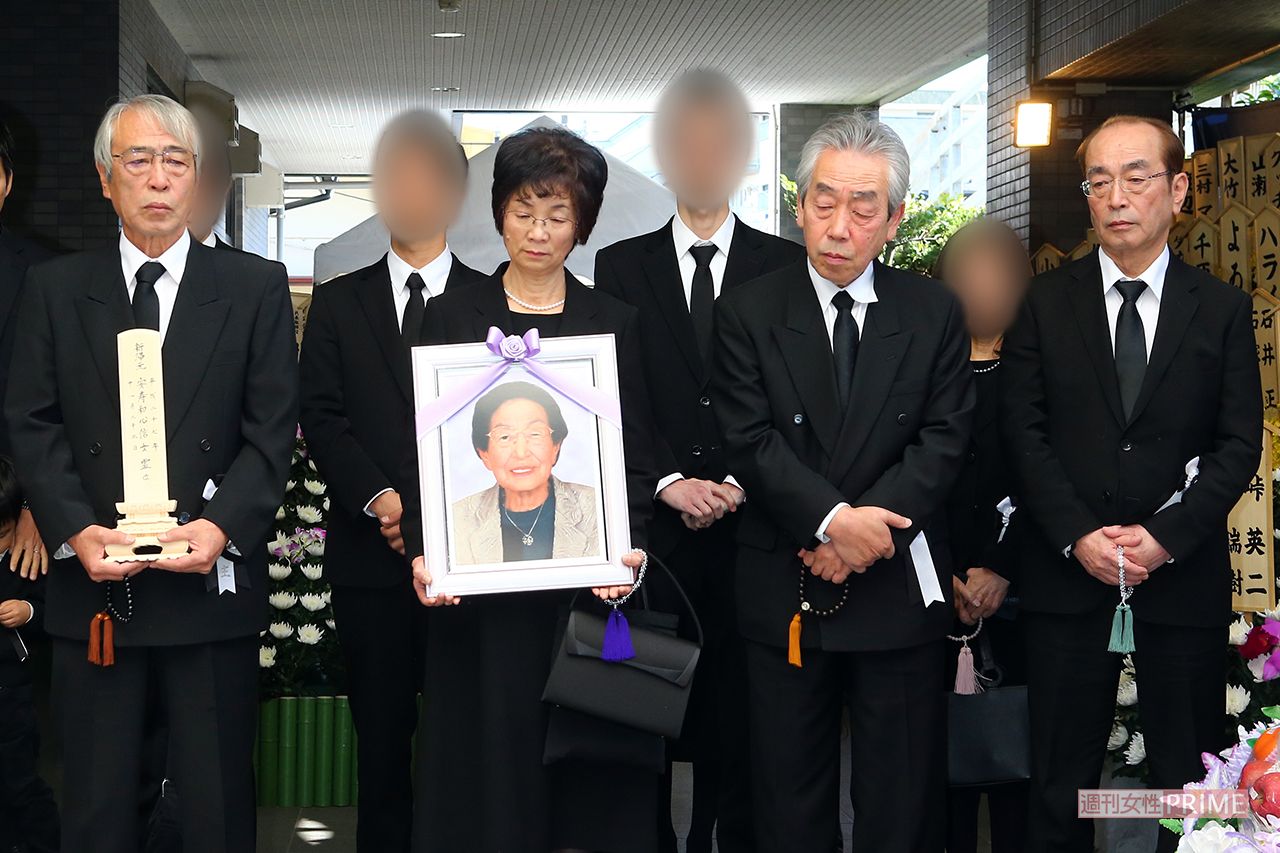 2015年、志村けんさんの母・和子さんの葬式で揃った志村3兄弟。左から長男知之さんと妻のサヨ子さん、次美佐男さん、三男けんさん