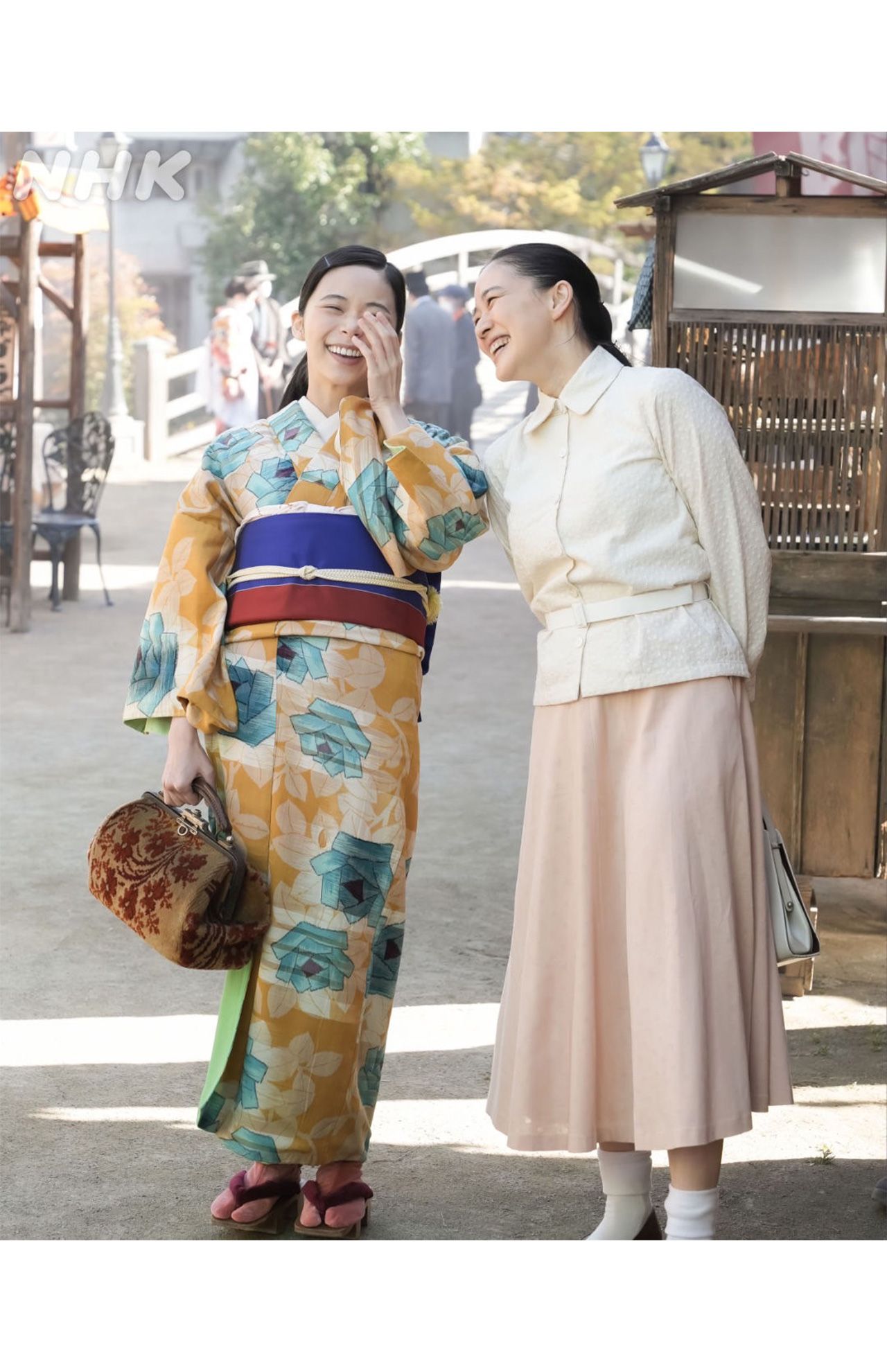 ヒロインを演じる趣里と“憧れの先輩”役の蒼井優は今作が初共演（公式Xより）