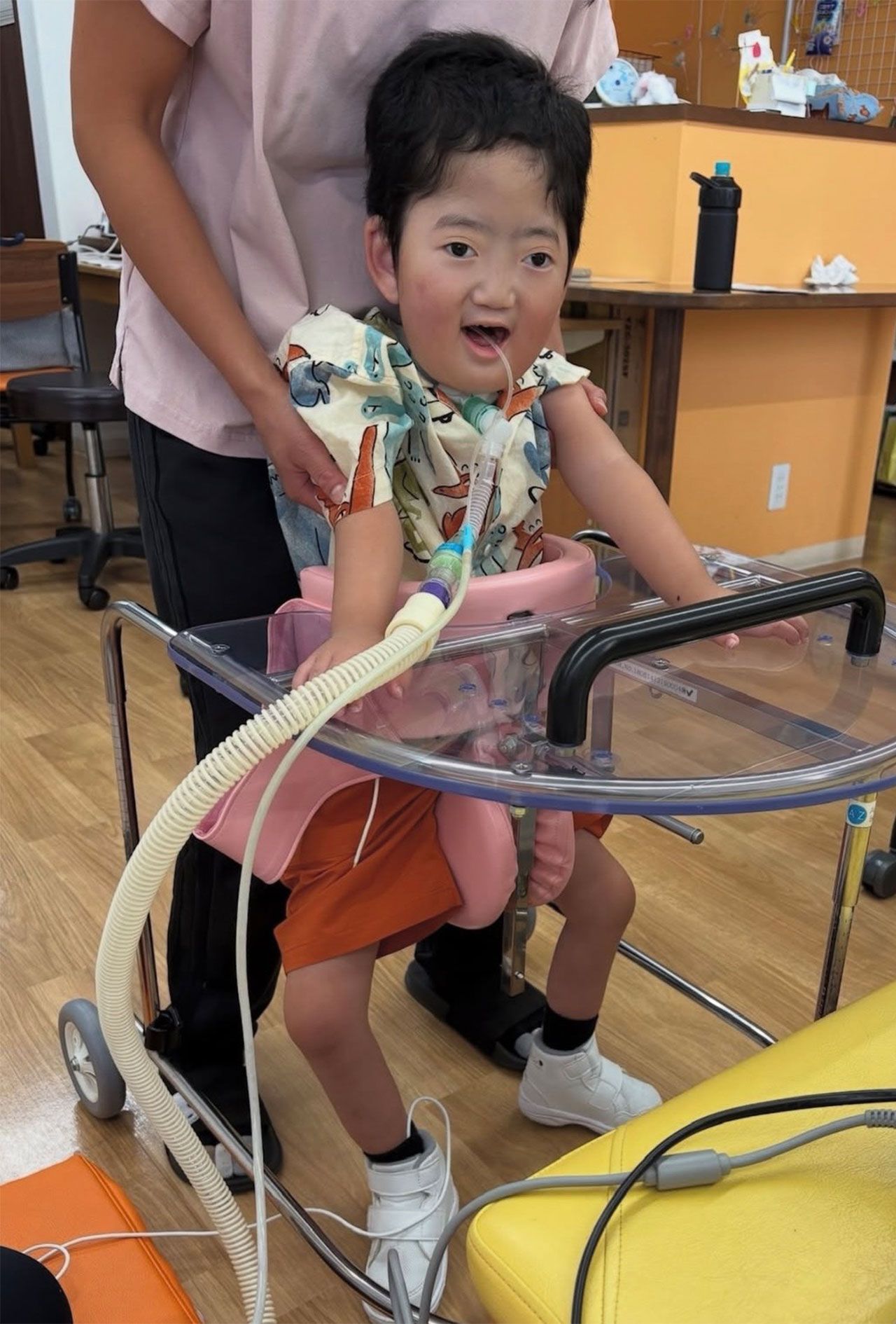 立位の練習をする富士くん。首は完全にすわっていないが児童発達支援の先生と日々チャレンジ