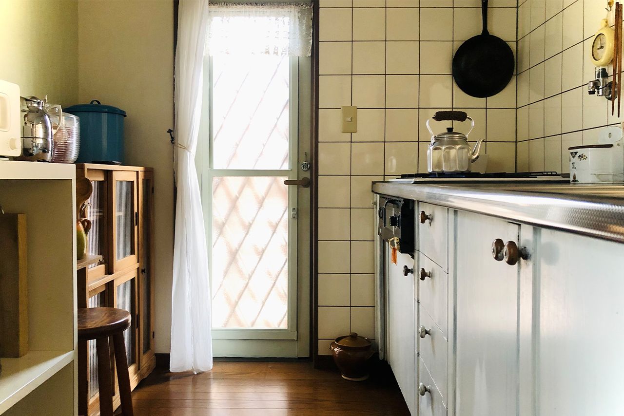 築27年の戸建てのキッチン。長くここに立って家族のために大量の料理を作ってきたが、今は夫のために1日1回立つだけに