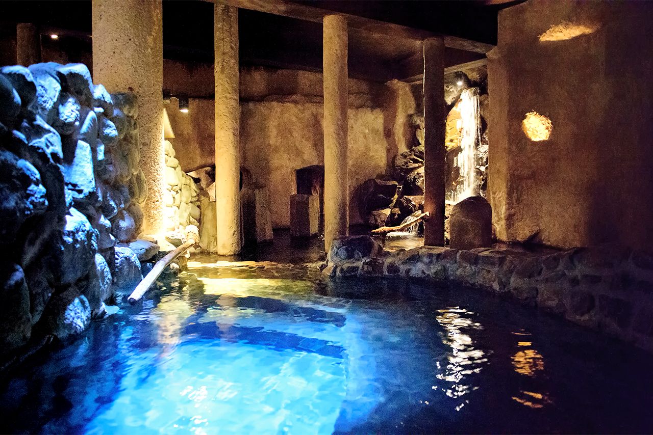 洞窟風呂「仙人の湯」。湯浴み着が用意されているので、混浴でも安心