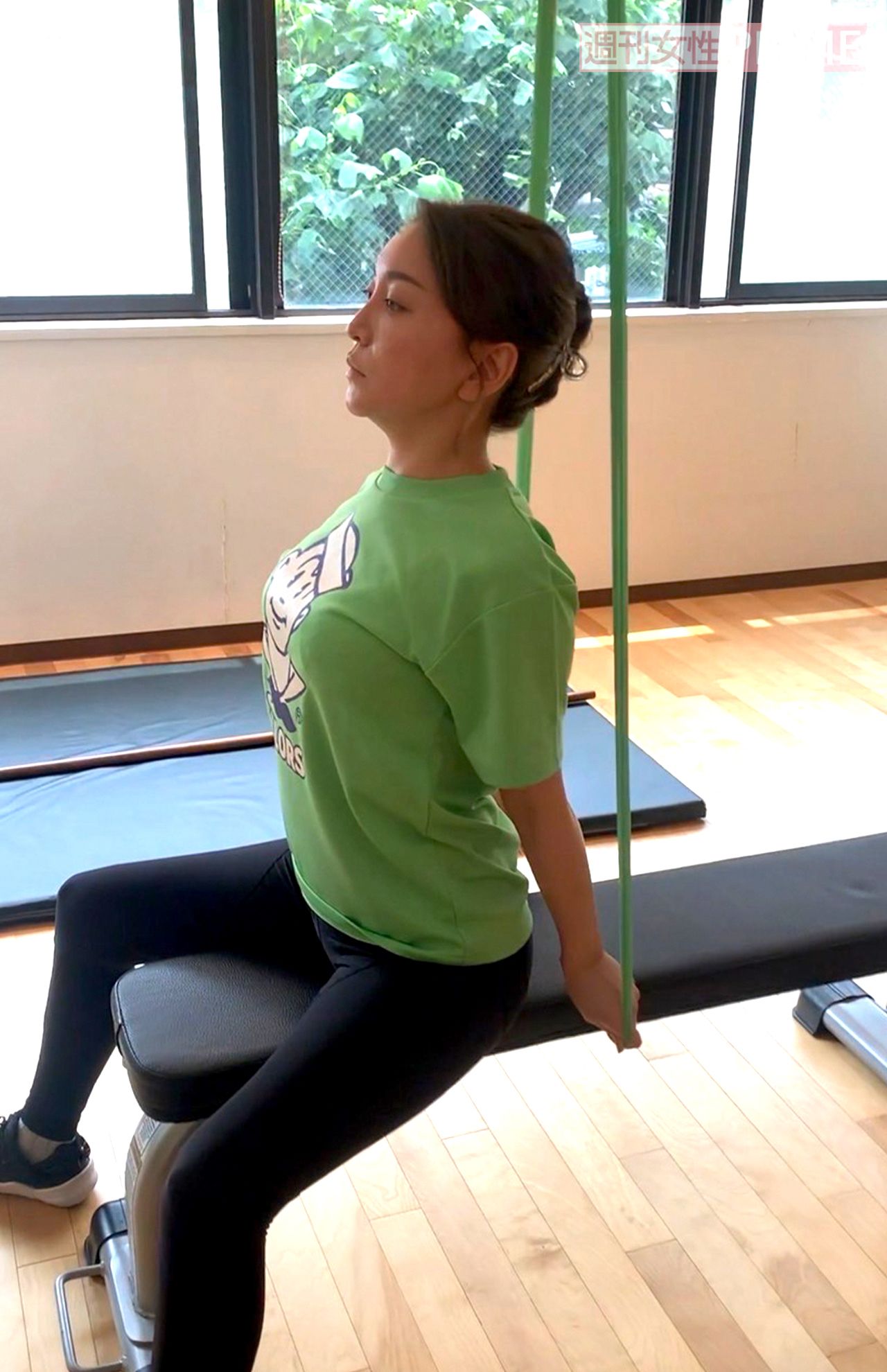 しっかり胸を開くトレーニングで身体を整えます  　提供／加藤綾菜