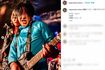 ライブでギターをかき鳴らす永野(本人のインスタグラムより)