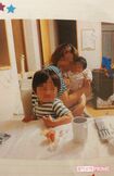 引き離される前に子どもたちと撮影した写真では満面の笑みで