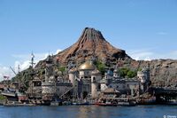 ディズニー、スワロフスキーコラボの12万円“富裕層カチューシャ”が物議《だれが買うの》過去最高益を記録も加速する「若者切り捨て」