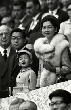 '64年10月、東京五輪のマラソンを観戦される皇太子ご一家（当時）。この57年後、浩宮さまは天皇に即位され、東京五輪の開会式で宣誓を行われた。