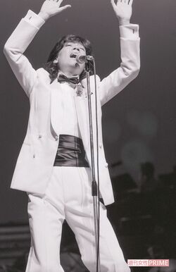 『勝手にしやがれ』は両腕を上げて歌うスタイルが欠かせない（'77年撮影）　写真／週刊女性写真班