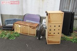 容疑者宅付近で無造作に捨てられている粗大ゴミ。こういう場所から持ち帰っていたのか