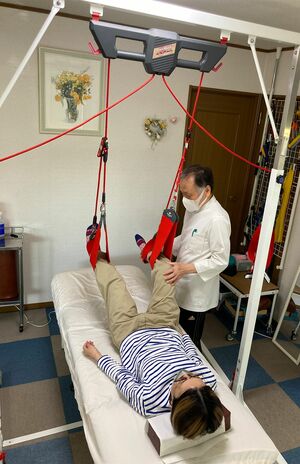 通っていた治療院では天井から下がったロープに手足をのせ、筋力を強化するリハビリも行った。「まひしていた右手の握力は3か月で2倍に」　※写真は清水さんではありません　写真提供／文藝春秋