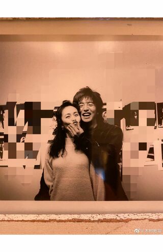 しれっと解禁!?　木村拓哉が工藤静香の誕生日に中国版Twitter「微博」に載せたツーショット写真