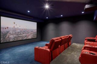 ミニシアターも完備（米・不動産チェーン『Redfin』ホームページより）
