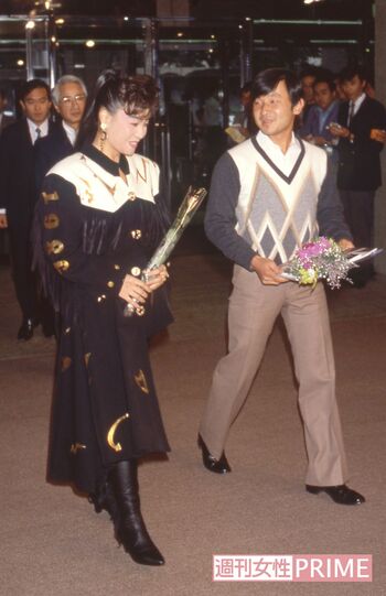 '86年10月、ファンだったという歌手・柏原芳恵のコンサートを鑑賞された浩宮さま（当時）。花束を用意して、柏原と懇談された。