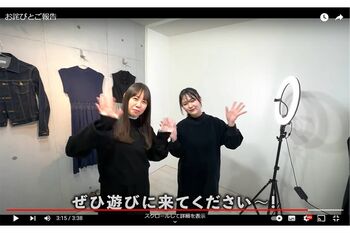 右から、スタイリスト兼プロジェクトの代表、87子さんと、美容師のれいなさん