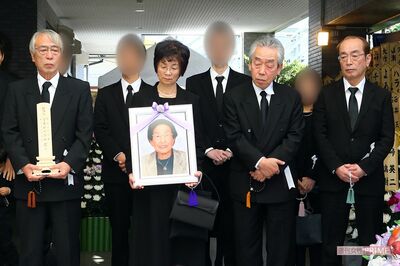 '15年、志村けんさんの母・和子さんの葬式で揃った志村3兄弟。左から長男知之さんと妻のサヨ子さん、次美佐男さん、三男けんさん