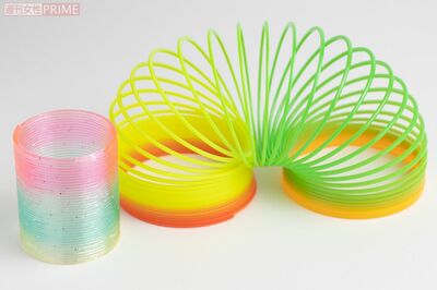 金属や樹脂でできたバネ状のおもちゃ「スリンキー」