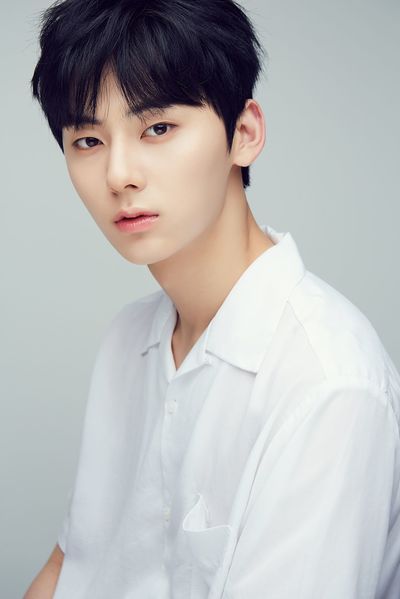 ファン・ミンヒョン　（c）CJDigitalMusicAllrightsreserved.（c）2017PONYCANYONINC.