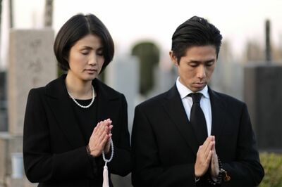 【知って楽しい雑学】お葬式の時に着る「喪服」は、どうして老若男女問わず「黒」なの？ 黒は明治以降の慣…