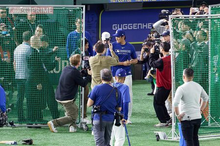 2025年3月14日、ドジャース公開練習に参加した大谷翔平投手。行く先々で国内外のカメラに囲まれた